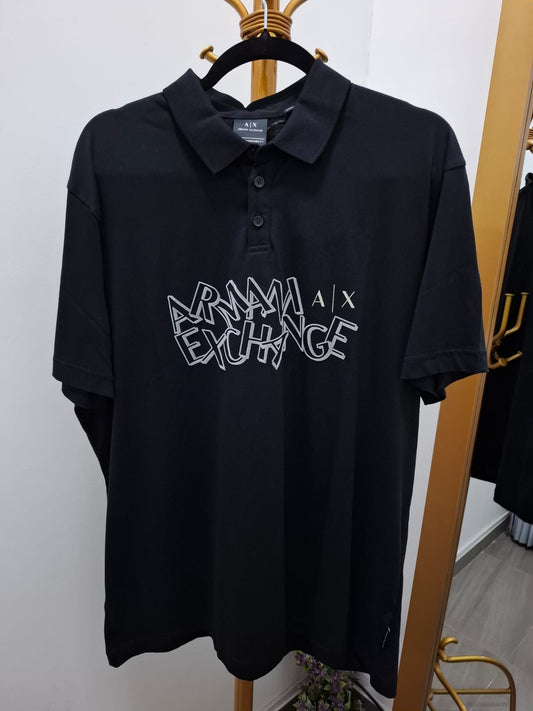 POLO CUELLO CAMISA CON BOTONES ARMANI EXCHANGE COLOR NEGRO Y LOGO BLANCO EN EL PECHO - TALLA XL