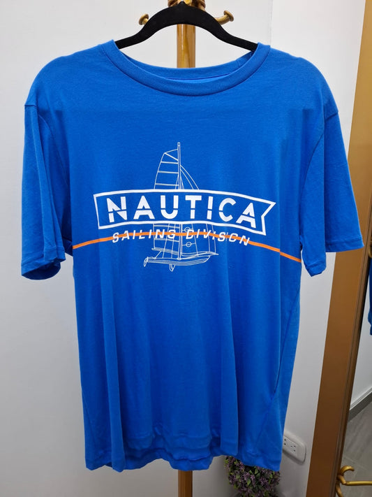 POLO NAUTICA COLOR AZUL CON DISEÑO DE BARCO Y LOGO BLANCO EN EL PECHO - TALLA S