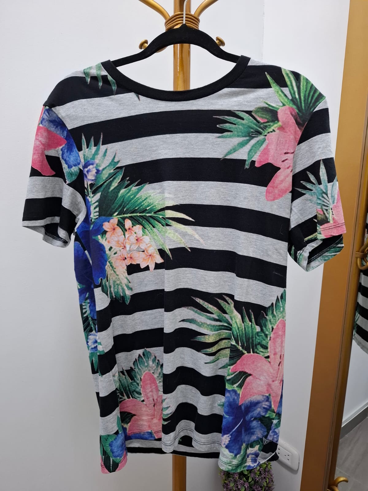 POLO GUESS A RAYAS GRISES Y NEGRAS CON ESTAMPADO DE FLORES - TALLA L