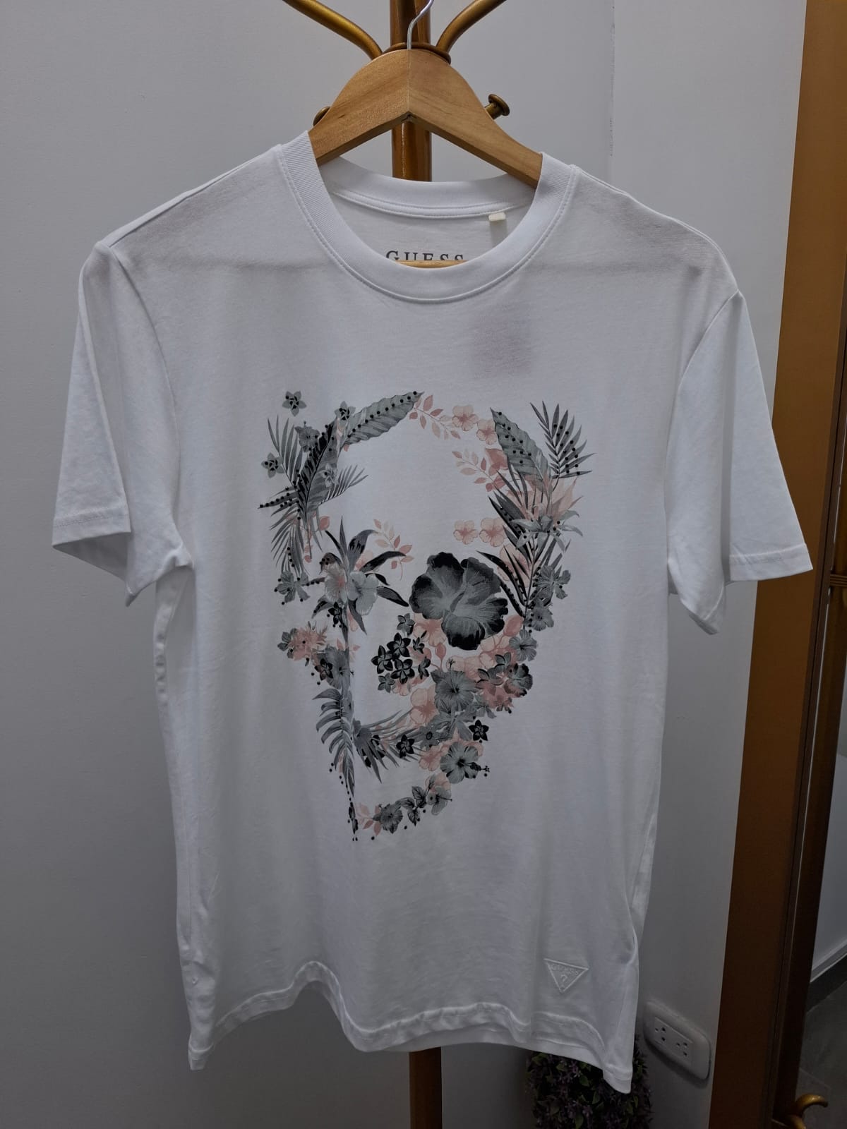 POLO GUESS COLOR BLANCO CON DISEÑO DE CALAVERA HECHA DE FLORES EN EL PECHO - TALLA S