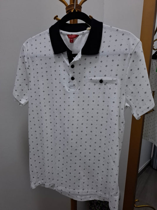 POLO CUELLO CAMISA GUESS COLOR BLANCO CON PUNTOS NEGROS POR TODA LA PRENDA - TALLA XS