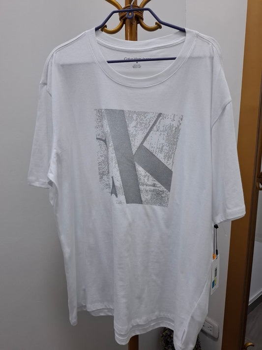 POLO CALVIN KLEIN JEANS COLOR BLANCO CON EL LOGO CK EN PLATEADO - TALLA M