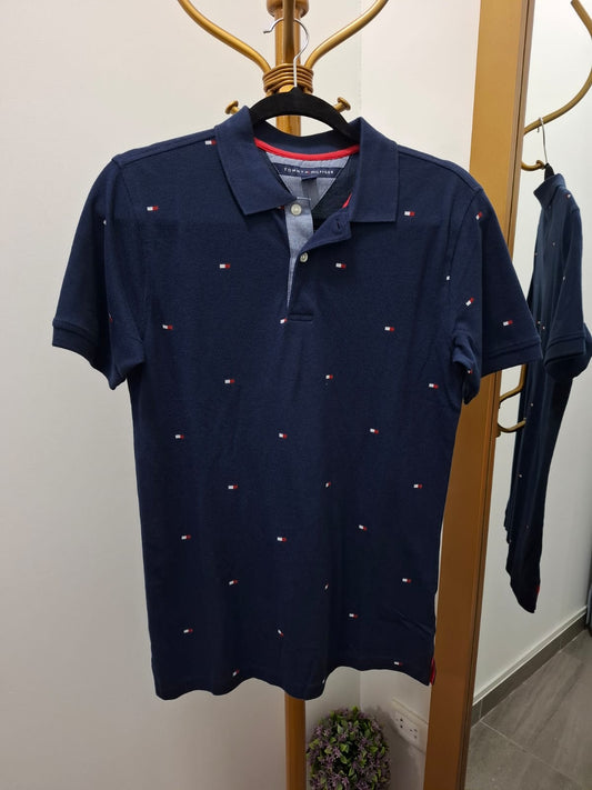 POLO CUELLO CAMISA TOMMY HILFIGER COLOR AZUL NOCHE CON LOGO POR TODA LA PRENDA - TALLA L