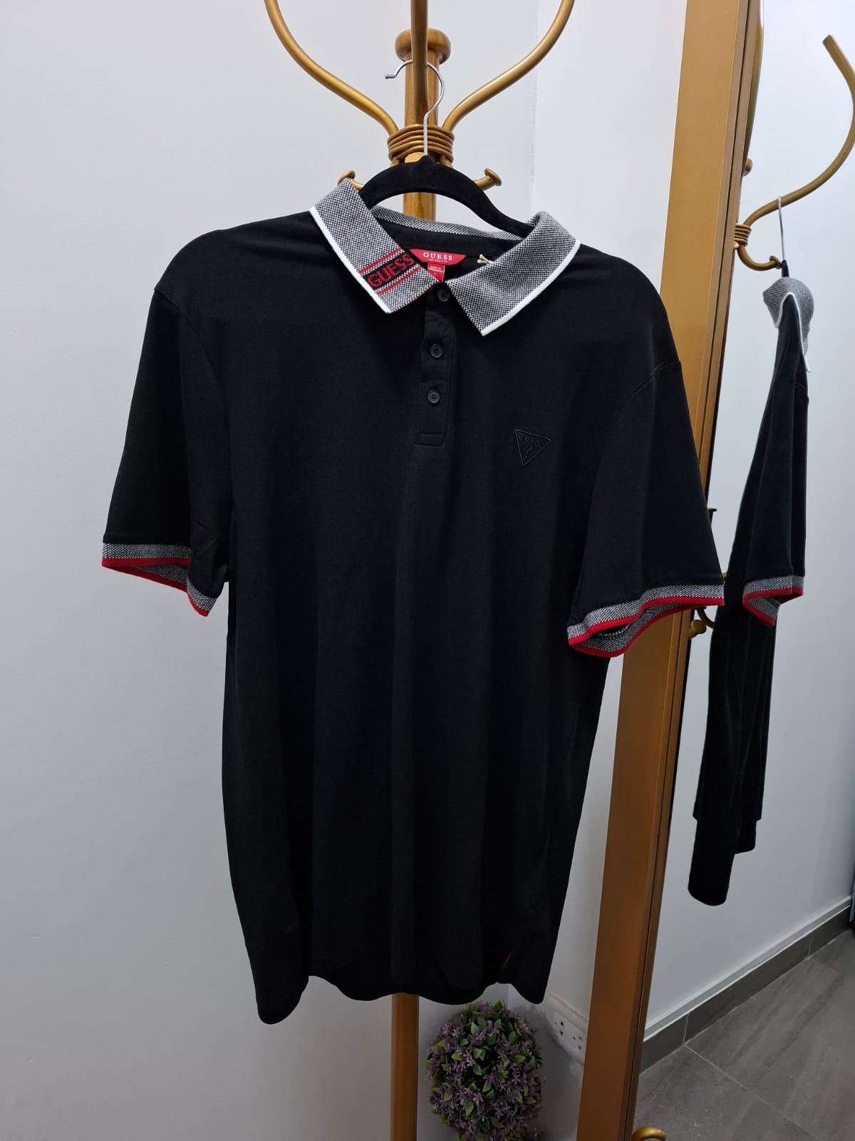 POLO CUELLO CAMISA GUESS COLOR NEGRO CON EL CUELLO COLOR GRIS Y DETALLES EN ROJO- TALLA L