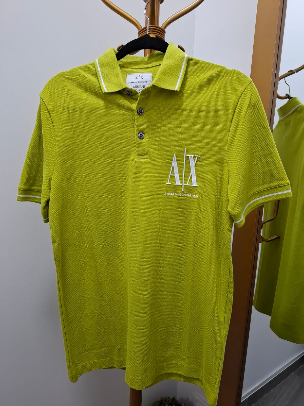 POLO CUELLO CAMISA ARMANI EXCHANGE COLOR VERDE CON LOGO EN LA PARTE SUPERIOR BLANCO - TALLA XS