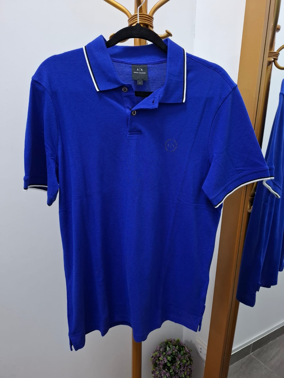 POLO CUELLO CAMISA ARMANI EXCHANGE COLOR AZUL CON DETALLES EN BLANCO - TALLA M