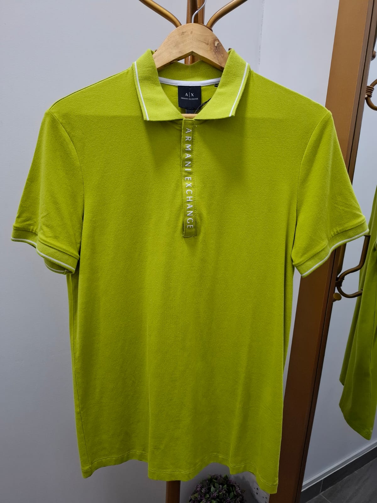 POLO CUELLO CAMISA ARMANI EXCHANGE COLOR VERDE CON DETALLES EN BLANCO - TALLA S