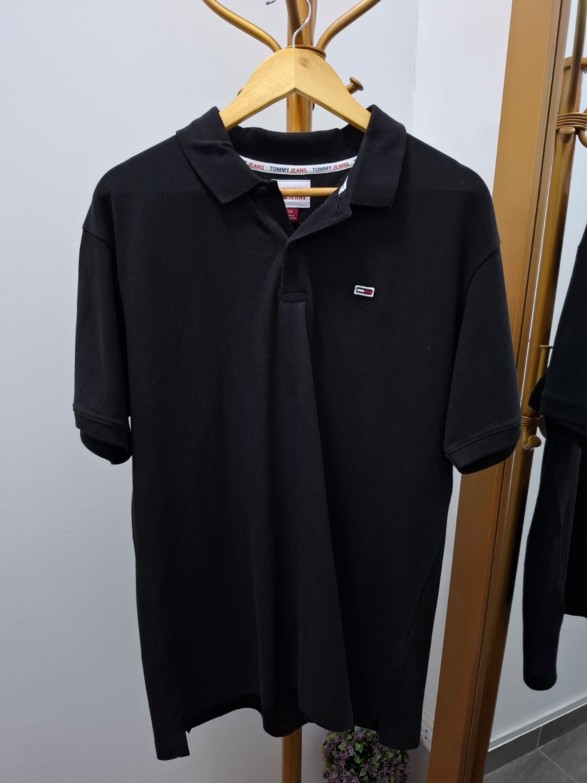 POLO CUELLO CAMISA TOMMY JEANS COLOR NEGRO - TALLA L