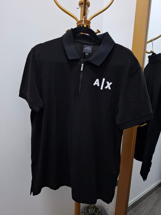 POLO CUELLO CAMISA ARMANI EXCHANGE COLOR NEGRO CON LOGO EN LA PARTE SUPERIOR COLOR BLANCO - TALLA M