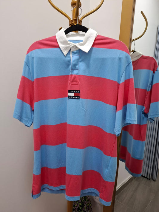 POLO CUELLO CAMISA TOMMY JEANS A RAYAS COLOR CELESTE Y CHICLE - TALLA S