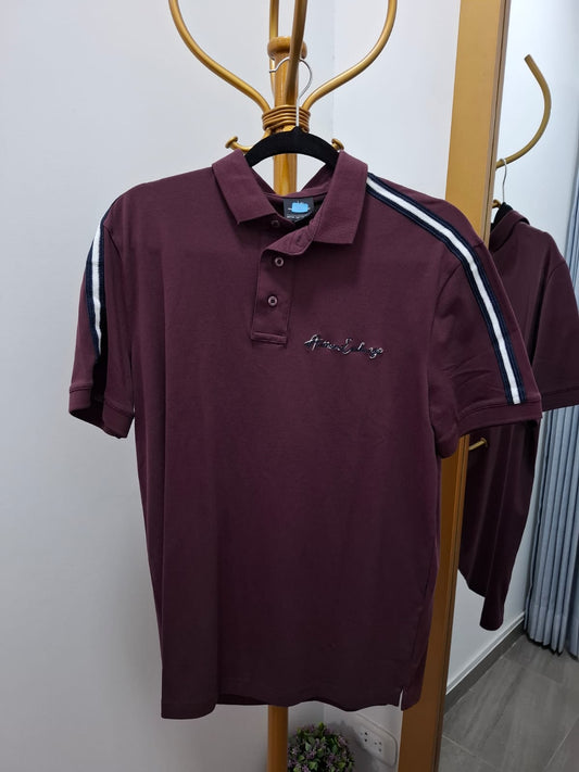 POLO CUELLO CAMISA ARMANI EXCHANGE COLOR VINO CON LINEA BLANCA EN LOS HOMBROS - TALLA S