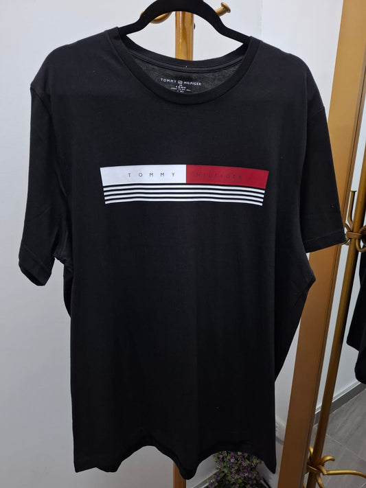 POLO TOMMY HILFIGER COLOR NEGRO CON LOGO EN EL PECHO - TALLA L