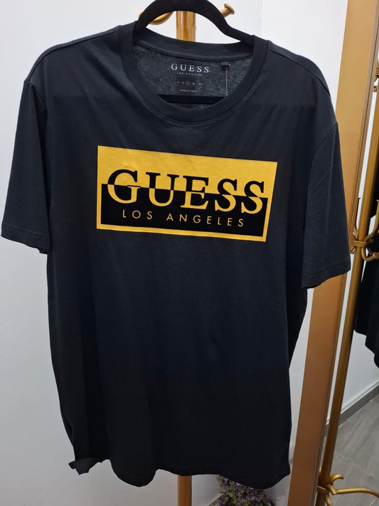 POLO GUESS COLOR NEGRO CON LOGO DORADO EN EL PECHO - TALLA L