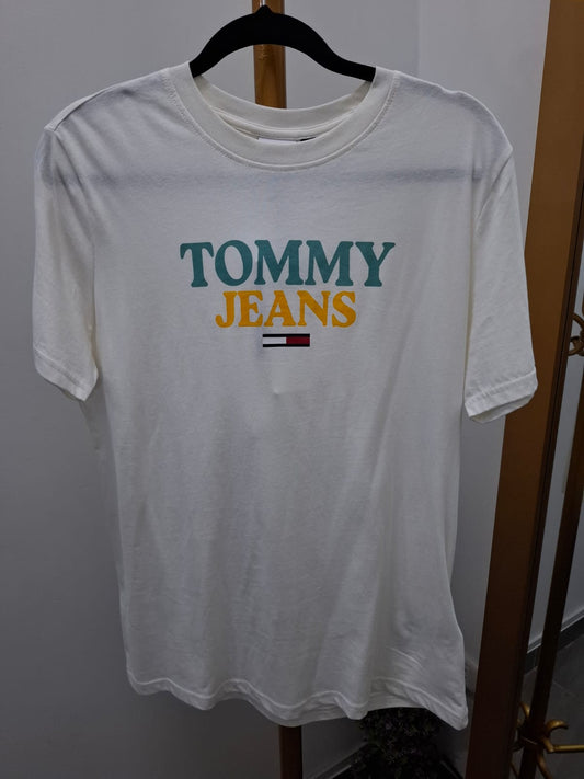 POLO TOMMY JEANS COLOR BLANCO CON LOGO EN COLOR TURQUESA Y AMARILLO - TALLA L