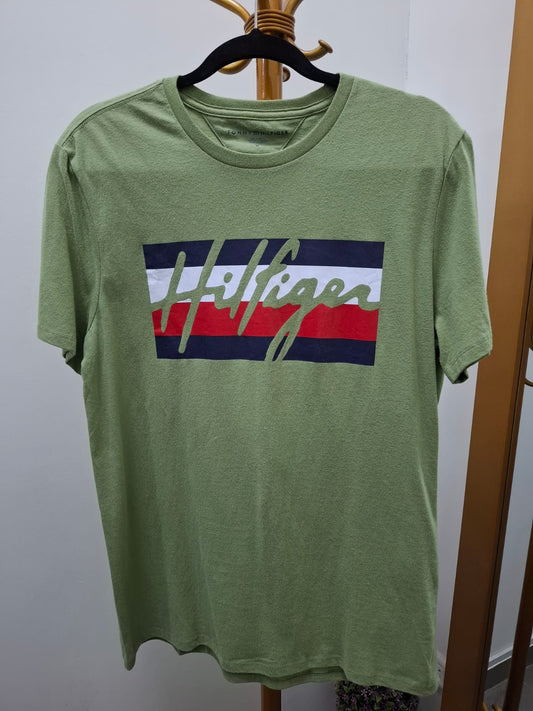 POLO TOMMY HILFIGER COLOR VERDE CON LOGO GRANDE EN EL PECHO - TALLA M