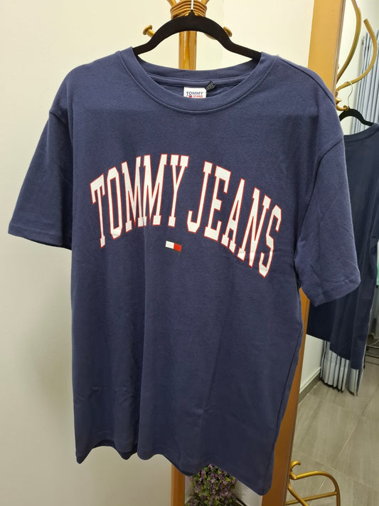 POLO TOMMY JEANS COLOR AZUL NOCHE CON LOGO GRANDE BLANCO Y DETALLES ROJOS EN EL PECHO - TALLA L