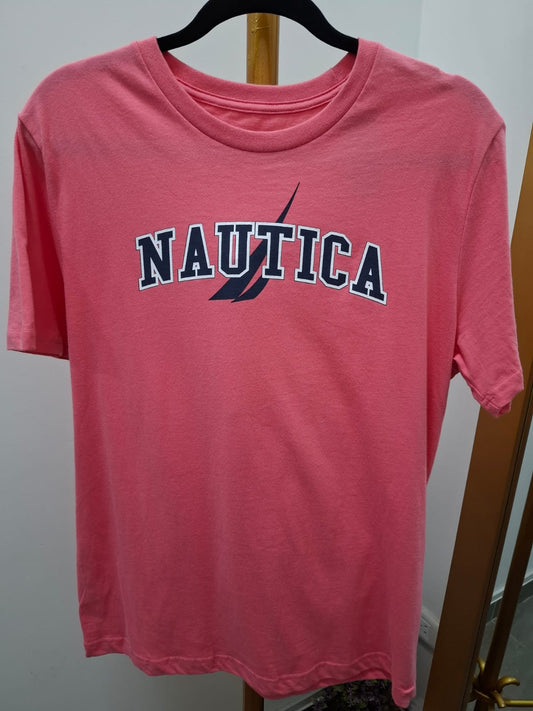 POLO NAUTICA COLOR CHICLE CON LOGO NEGRO EN EL PECHO - TALLA S