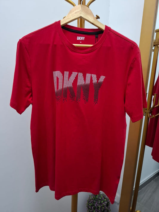 POLO DKNY COLOR ROJO CON LOGO BLANCO Y NEGRO EN EL PECHO - TALLA M