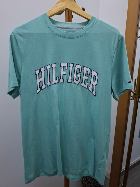 POLO TOMMY HILFIGER COLOR VERDE AGUA CON ESTAMPADO HILFIGER BLANCO EN EL PECHO - TALLA M