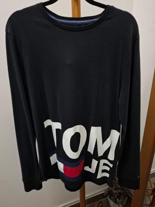 POLO MANGA LARGA TOMMY JEANS COLOR NEGRO CON LOGO BLANCO EN LA PARTE INFERIOR - TALLA M