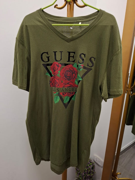 POLO GUESS COLOR VERDE MILITAR CON ESTAMPADO DE LOGO Y ROSAS EN EL PECHO - TALLA L