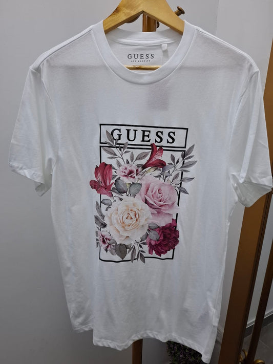 POLO GUESS COLOR BLANCO CON DISEÑO DE FLORES EN EL PECHO - TALLA M