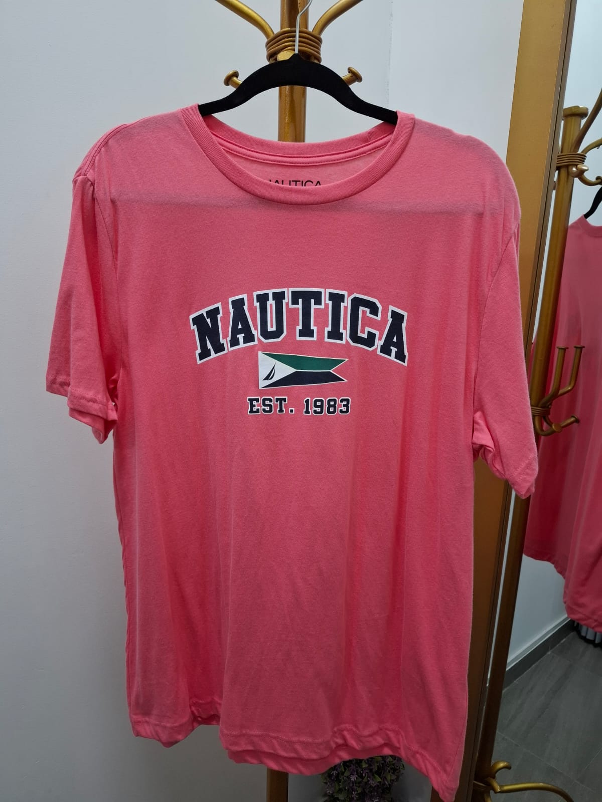 POLO NAUTICA COLOR CHICLE CON LOGO NAUTICA EST. 1983 EN EL PECHO - TALLA M