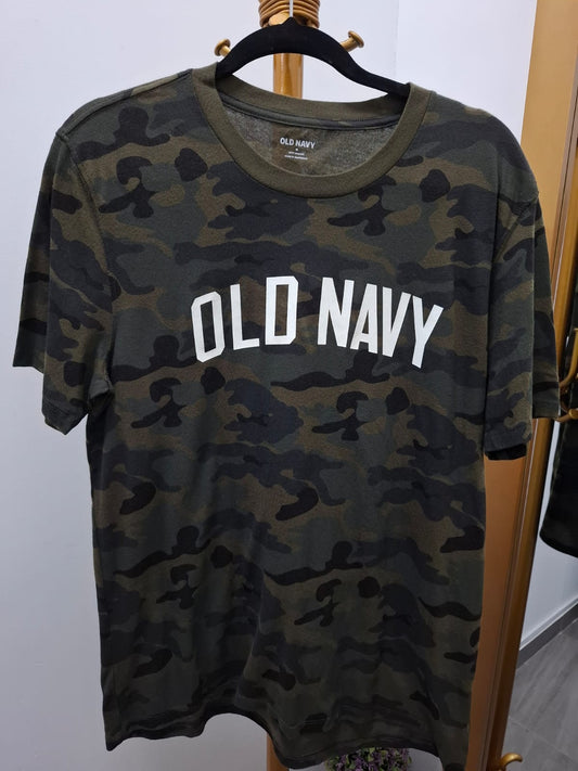 POLO OLD NAVY CON ESTAMPADO MILITAR Y LOGO BLANCO EN EL PECHO - TALLA M