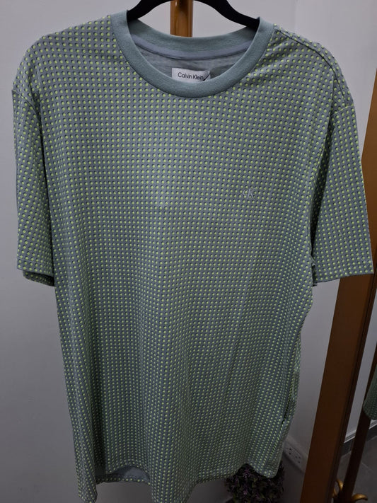 POLO CALVIN KLEIN COLOR GRIS CON PUNTOS VERDES - TALLA L