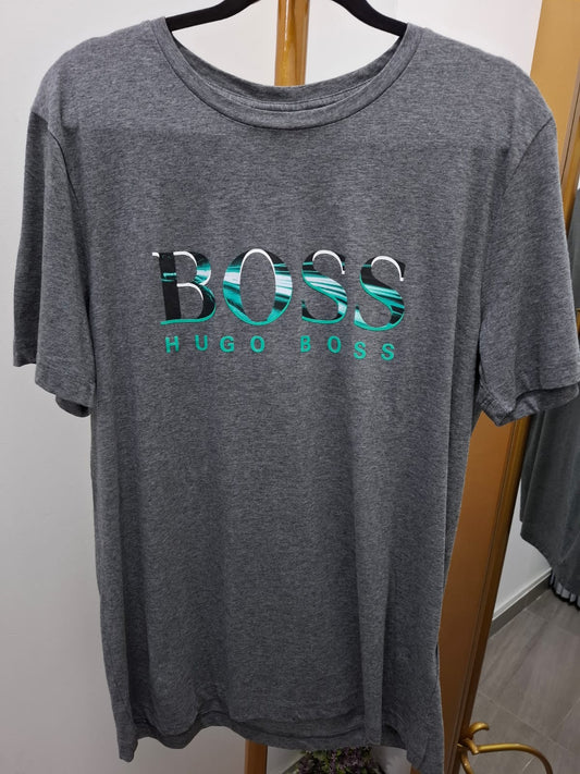 POLO HUGO BOSS COLOR PLOMO CON LOGO CELESTE Y NEGRO EN EL PECHO - TALLA L