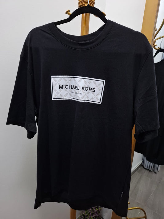 POLO MICHAEL KORS COLOR NEGRO CON LOGO  BLANCO EN EL PECHO - TALLA M