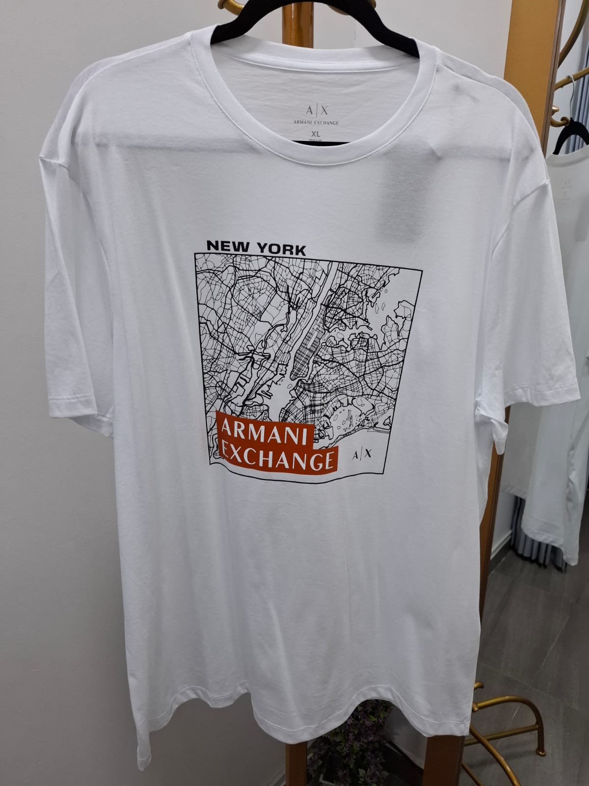 POLO ARMANI EXCHANGE COLOR BLANCO CON DISEÑO DEL MAPA DE NEW YORK - TALLA XL