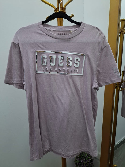 POLO GUESS COLOR LILA CON LOGO PLATEADO EN RELIEVE - TALLA M