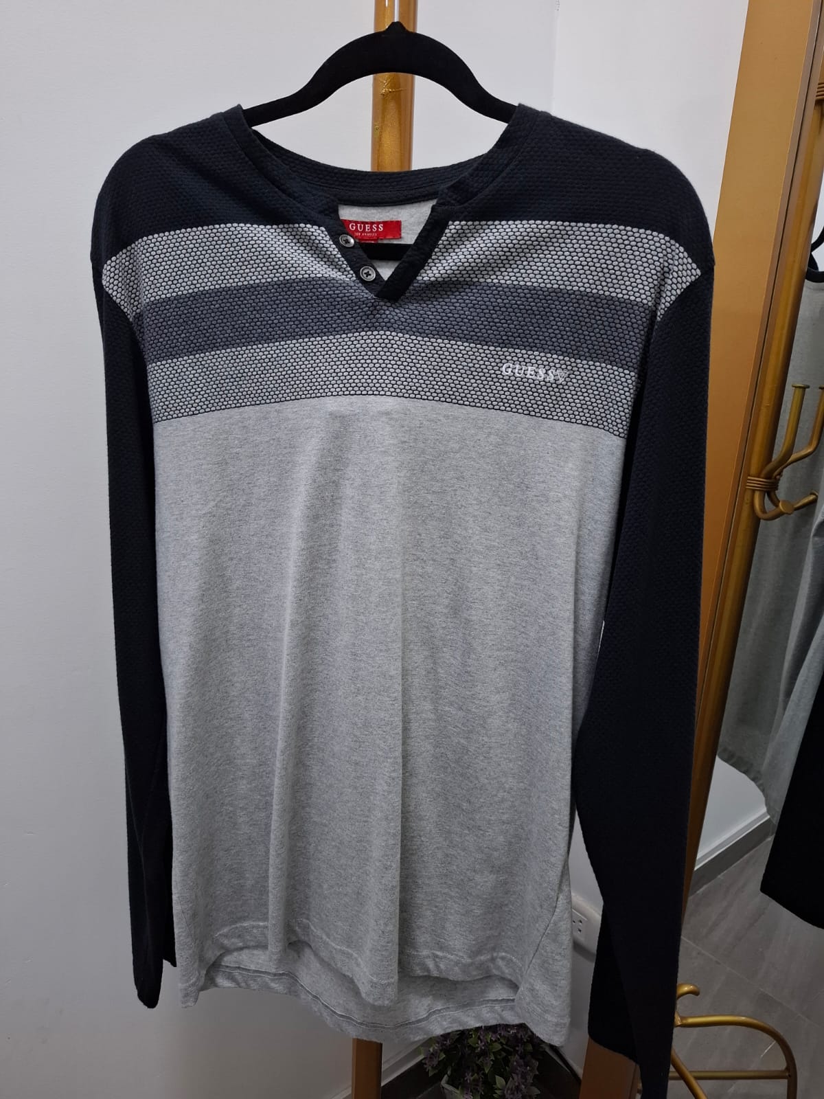 POLO MANGA LARGA GUESS COLOR NEGRO Y GRIS - TALLA M