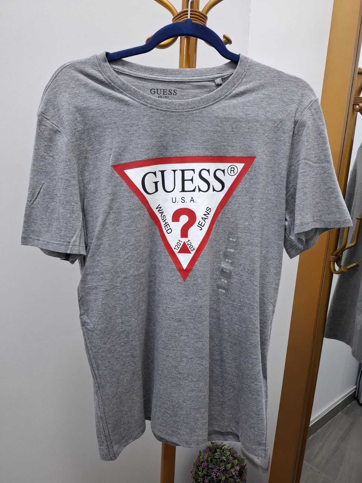 POLO GUESS COLOR GRIS CON LOGO EN BLANCO Y ROJO - TALLA M