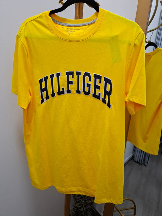 POLO TOMMY HILFIGER COLOR AMARILLO CON LOGO NEGRO TEJIDO EN EL PECHO - TALLA M