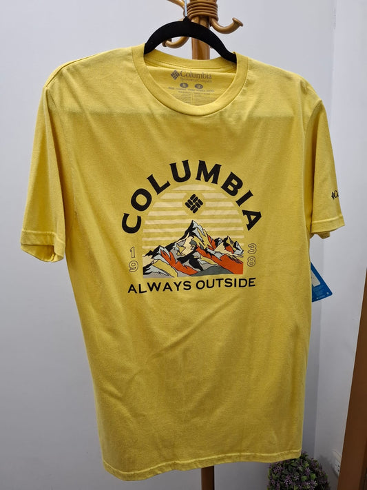 POLO COLUMBIA COLOR AMARILLO CON LOGO Y DISEÑO DE MONTAÑA EN EL PECHO - TALLA M