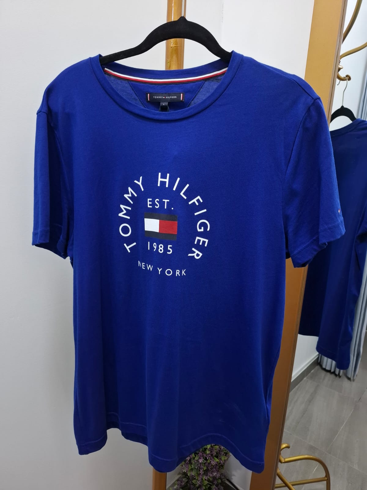 POLO TOMMY HILFIGER COLOR AZUL CON LOGO BLANCO EN EL PECHO - TALLA L