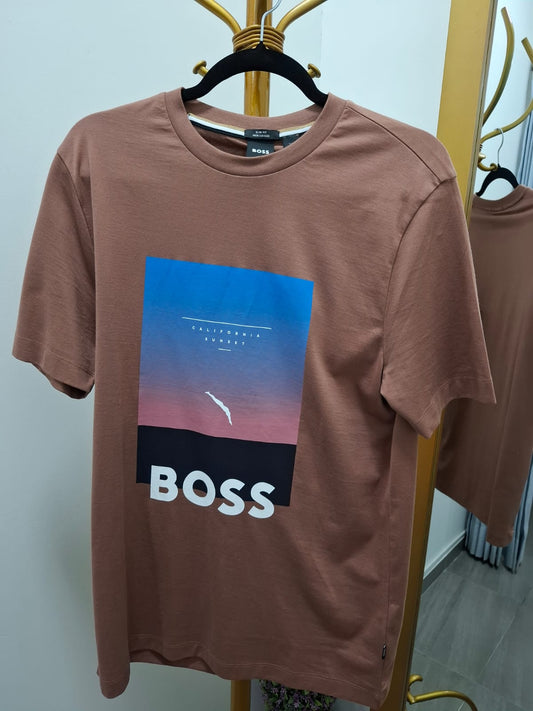 POLO HUGO BOSS COLOR MARRÓN CON DESEÑO DE ATARDECER - TALLA M