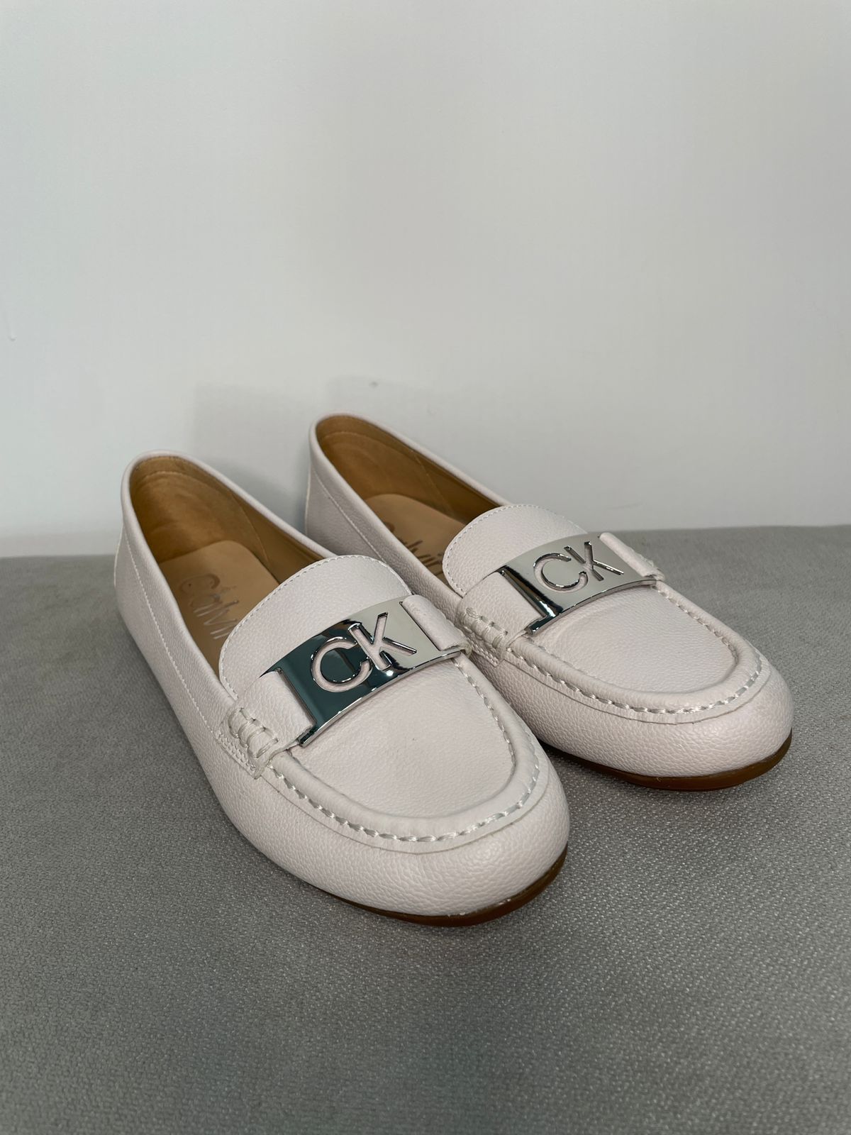 MOCASINES DE MUJER CALVIN KLEIN COLOR HUMO