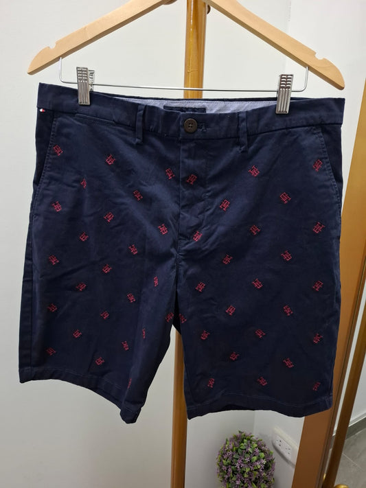 SHORT TOMMY HILFIGER COLOR AZUL NOCHE CON EL LOGO ROJO POR TODA LA PRENDA - TALLA 32