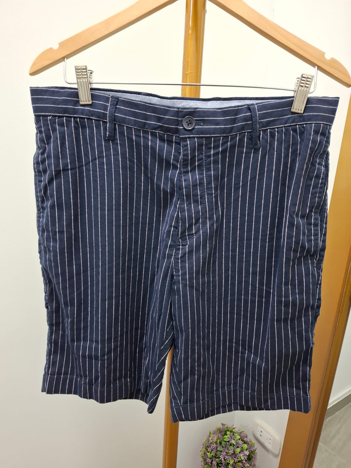 SHORT TOMMY HILFIGER A RAYAS AZULES Y BLANCAS - TALLA 32