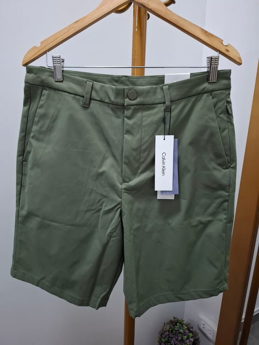 SHORT DE TELA CALVIN KLEIN COLOR VERDE OSCURO - TALLA 32