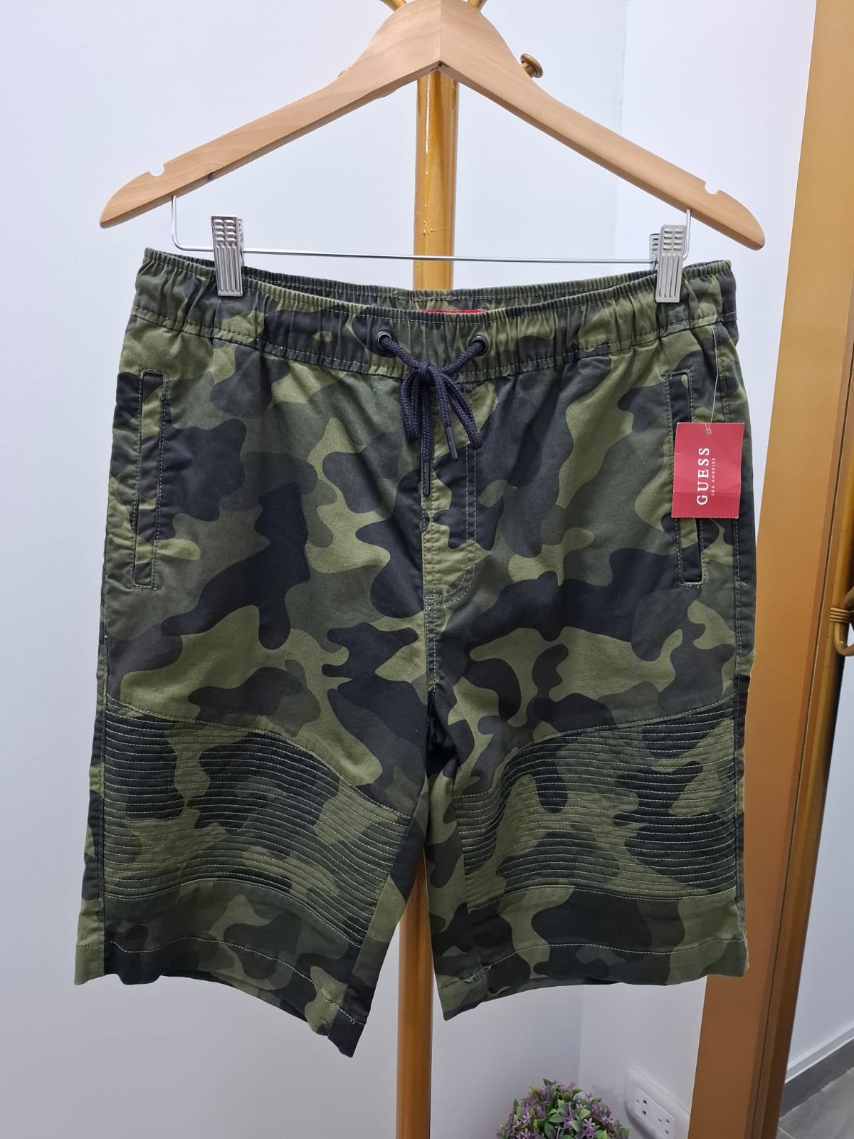 SHORT GUESS CON ESTAMPADO MILITAR - TALLA M