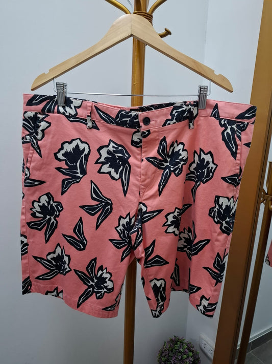 SHORT HUGO BOSS COLOR MELON CON ESTAMPADO DE FLORES NEGRAS - TALLA 40