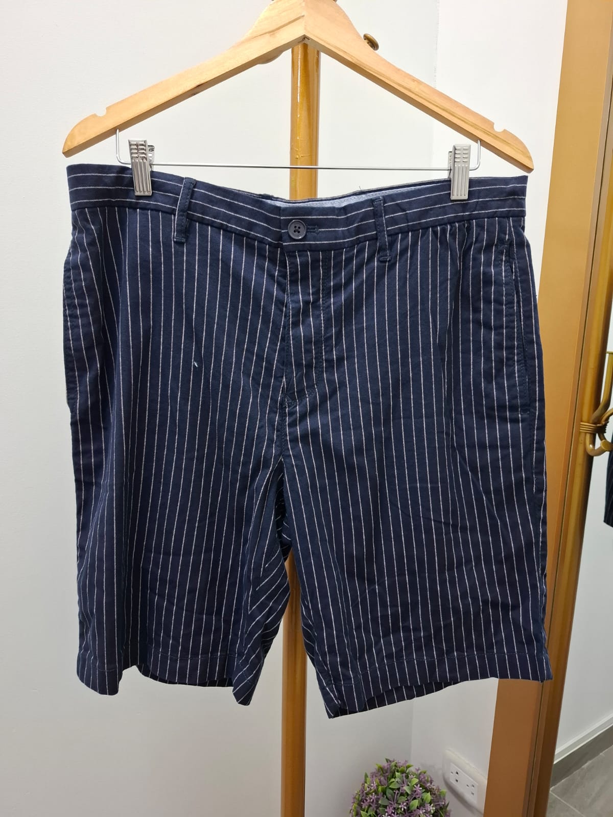 SHORT TOMMY HILFIGER A RAYAS AZULES Y BLANCAS - TALLA 34