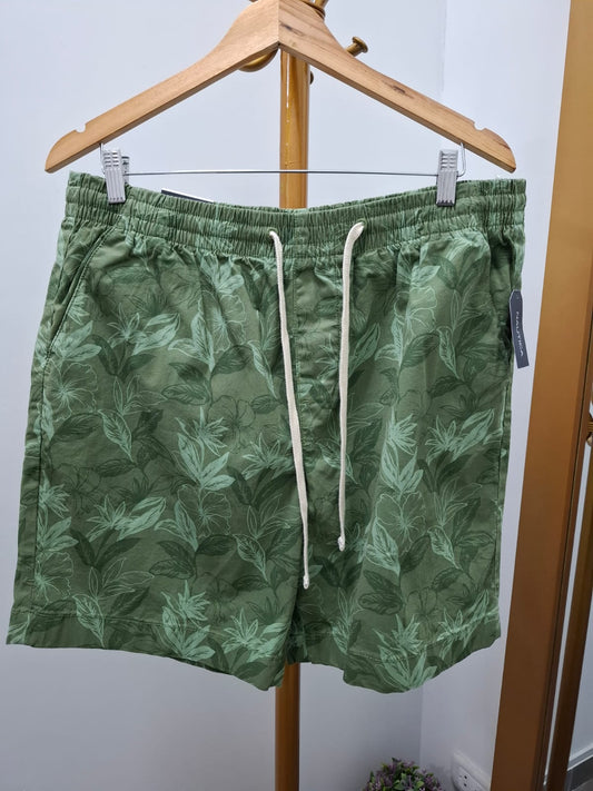 SHORT NAUTICA COLOR VERDE CON ESTAMPADO DE FLORES - TALLA L