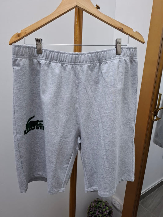 SHORT LACOSTE COLOR GRIS CON ESTAMPADO DEL LOGO EN LA PARTE INFERIOR - TALLA L