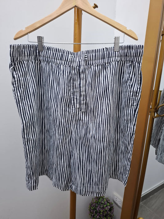 SHORT ARMANI EXCHANGE A RAYAS BLANCAS Y NEGRAS - TALLA 38