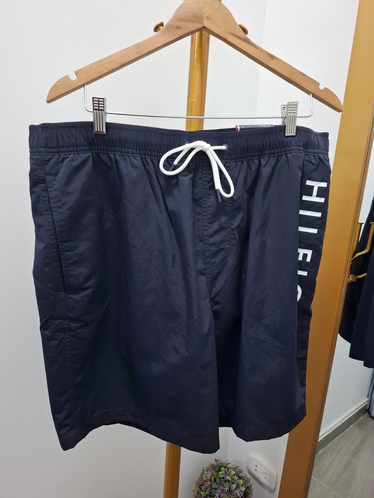 ROPA DE BAÑO TOMMY HILFIGER COLOR AZUL CON LOGO EN BLANCO - TALLA XL